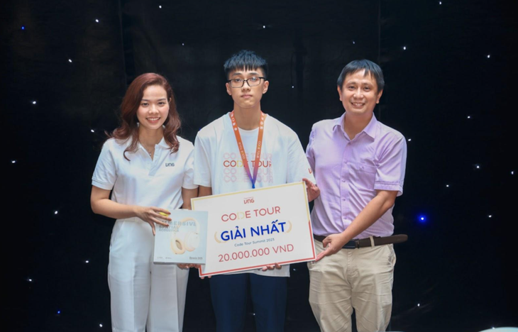 Tân sinh viên Nguyễn Tấn Dũng giành chiến thắng cuộc thi lập trình Code Tour 2023 - Ảnh: PHƯỢNG ANH