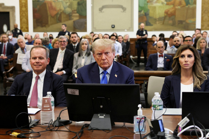 Vẻ mặt của cựu tổng thống Donald Trump tại phiên tòa dân sự ở New York ngày 2-10 - Ảnh: REUTERS