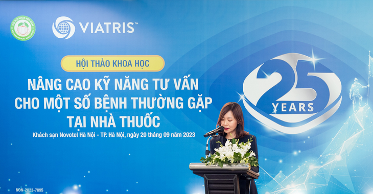 Bà Eunice Cho, tổng giám đốc của Viatris Việt Nam, phát biểu tại hội nghị chuyên đề dành cho các chuyên viên y tế do Viatris Việt Nam phối hợp với Hiệp hội Nội khoa Việt Nam tổ chức.