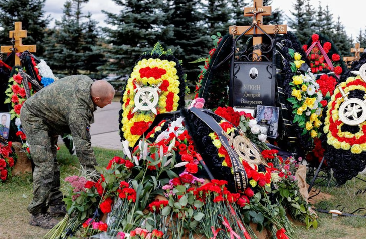 Hoa được đặt tại mộ ông Prigozhin dịp tưởng niệm 40 ngày ông qua đời - Ảnh: REUTERS