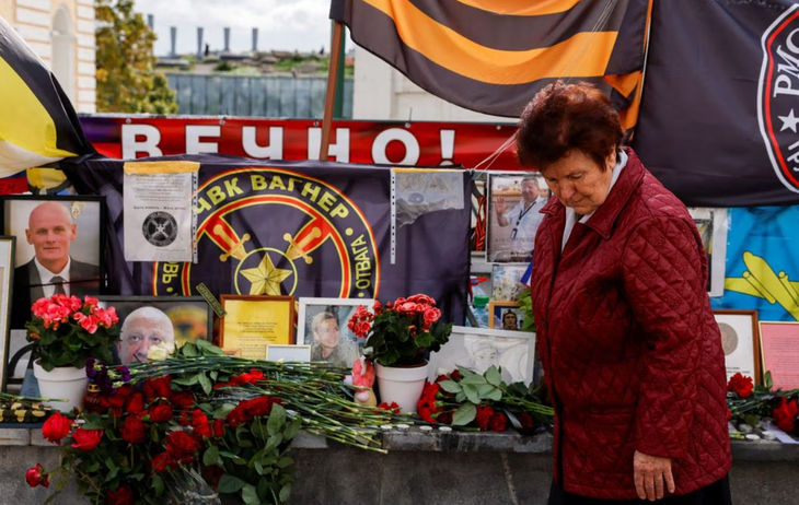 Một người phụ nữ đến thăm khu vực tưởng niệm ông Prigozhin và người đồng sáng lập tập đoàn Wagner Utkin tại thủ đô Matxcơva ngày 1-10 - Ảnh: REUTERS