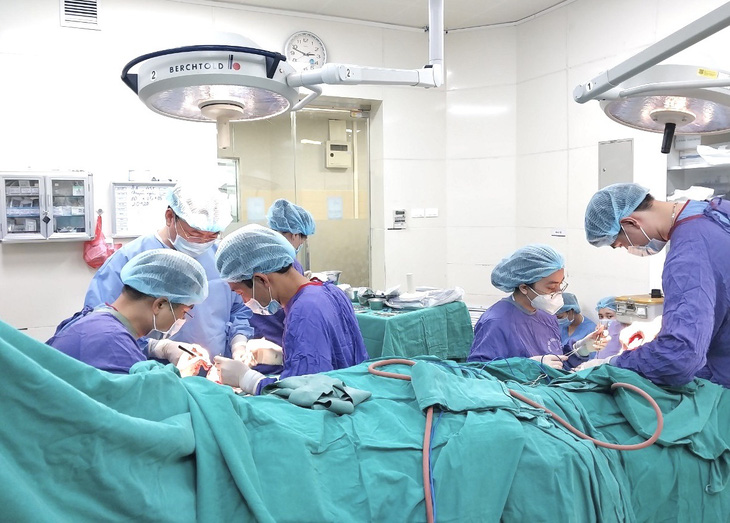 Các bác sĩ Bệnh viện Đại học Y Hà Nội phẫu thuật cho bệnh nhân - Ảnh: BVCC