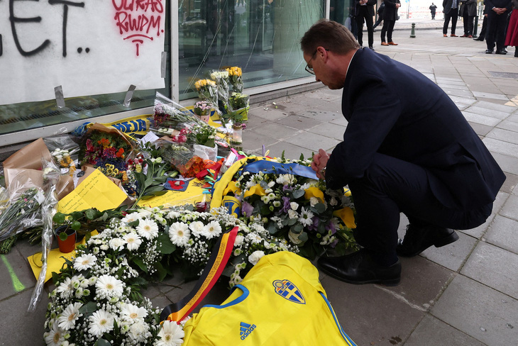 Người dân Bỉ tưởng niệm 2 nạn nhân Thụy Điển bị bắn chết ở Brussels - Ảnh: Reuters