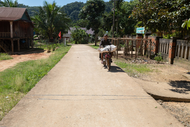 Đường giao thông nông thôn dự án điện gió Phong Huy tài trợ người dân xã Hướng Phùng, huyện Hướng Hóa - Ảnh: HOÀNG TÁO