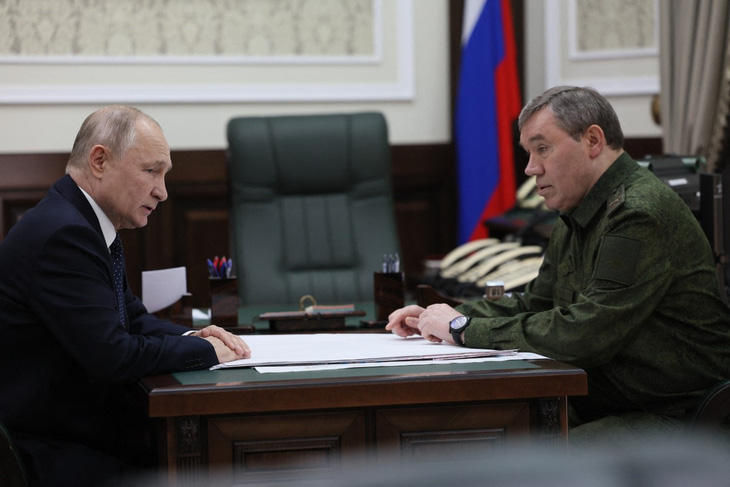 Cuộc họp ngắn của Tổng thống Nga Putin và Tổng tham mưu trưởng Lực lượng vũ trang Nga Valery Gerasimov hôm 20-10 - Ảnh: AFP