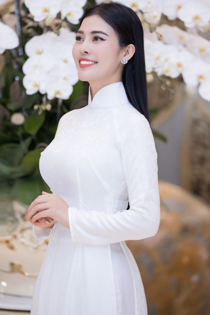 Ngoài ca hát, Thi Phượng còn được biết đến khi đoạt danh hiệu Á hậu 1 cuộc thi Hoa hậu Phu nhân thế giới người Việt tổ chức tại Mỹ năm 2017