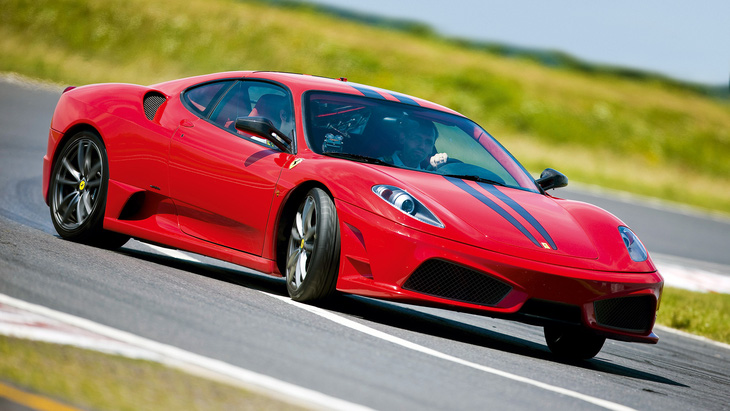 Khách bán lại xe mới, khách xúc phạm xe hãng hay cả người dùng độ xe giống Ferrari đều có thể bị thương hiệu Ý kiện - Ảnh: Evo