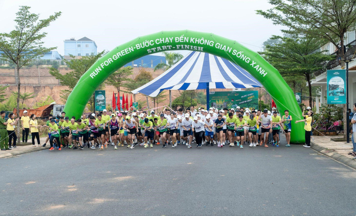 Hơn 200 vận động viên tham gia giải chạy Run For Green do Sài Gòn Center tổ chức