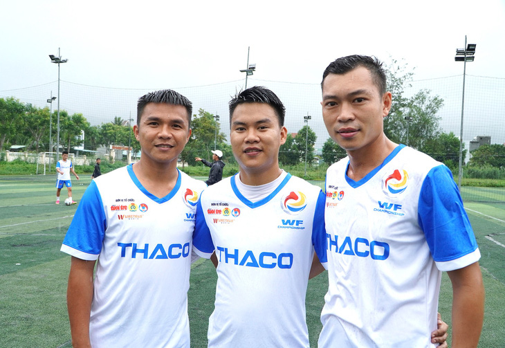 Các cầu thủ công nhân háo hức tranh tài tại Giải vô địch bóng đá công nhân toàn quốc khu vực Quảng Nam - Ảnh: LÊ TRUNG