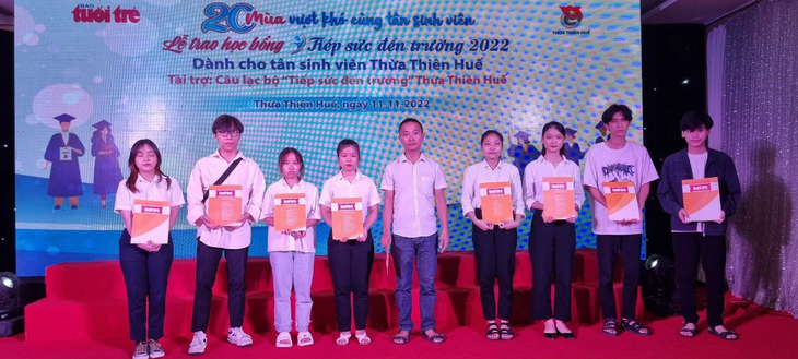 Đại diện báo Tuổi Trẻ trao học bổng Nguyễn Mỹ Hạnh cho các bạn tân sinh viên nghèo vượt khó xứ Huế - Ảnh: TẤN LỰC