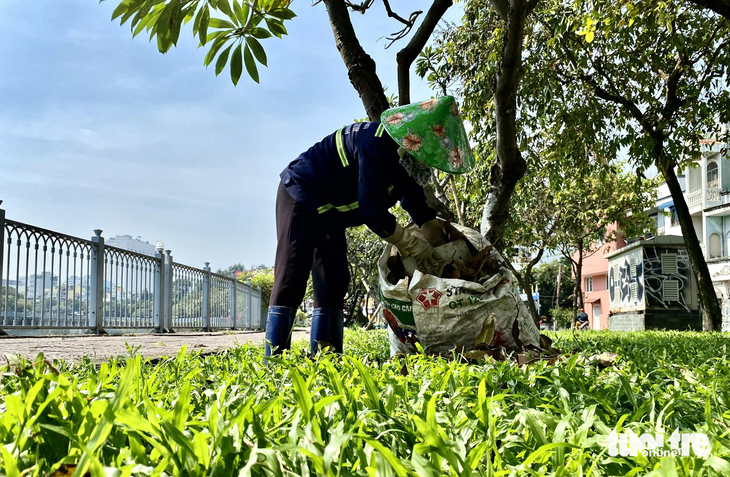 Nhân viên Công ty Công viên cây xanh dọn vệ sinh dọc bờ kênh Nhiêu Lộc - Thị Nghè vào mỗi buổi sáng, nhưng rồi rác vẫn xuất hiện - Ảnh: TIẾN QUỐC