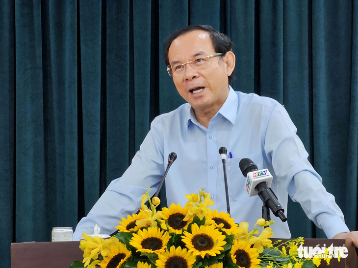 Bí thư Thành ủy Nguyễn Văn Nên yêu cầu các cán bộ phải cam kết, hứa các việc sẽ làm trong việc giải ngân đầu tư công, gửi về Ban Thường vụ chậm nhất là trong tuần sau - Ảnh: NGỌC HIỂN