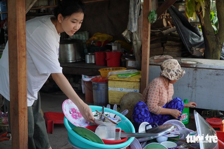 Hồi còn ở nhà, khi rảnh rỗi, Thảo Quỳnh phụ chị dâu bán cơm ở chợ để mẹ con em đỡ 3 bữa cơm mỗi ngày - Ảnh: CHÍ HẠNH