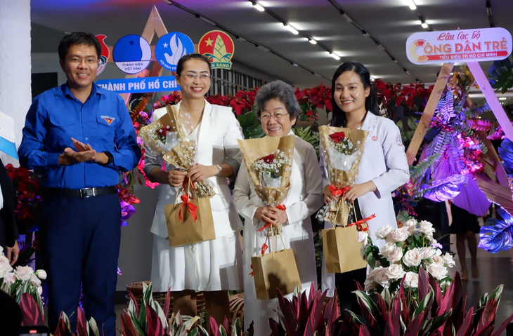 Đại diện Thành Đoàn TP.HCM tặng hoa các khách mời tham dự chương trình - Ảnh: K.ANH