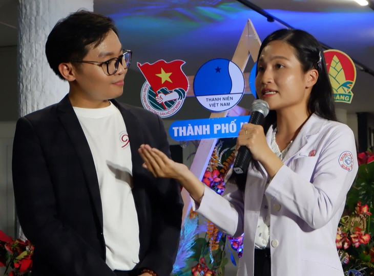 Bác sĩ Phạm Thị Ái Xuân chia sẻ câu chuyện của mình tại chương trình - Ảnh: K.ANH