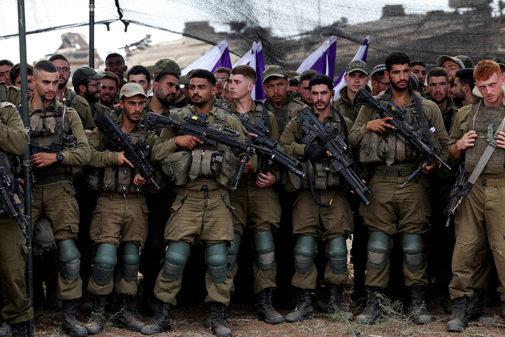 Các binh sĩ Israel nghe Bộ trưởng Quốc phòng Yoav Gallant nói chuyện ngày 19-10 - Ảnh: REUTERS