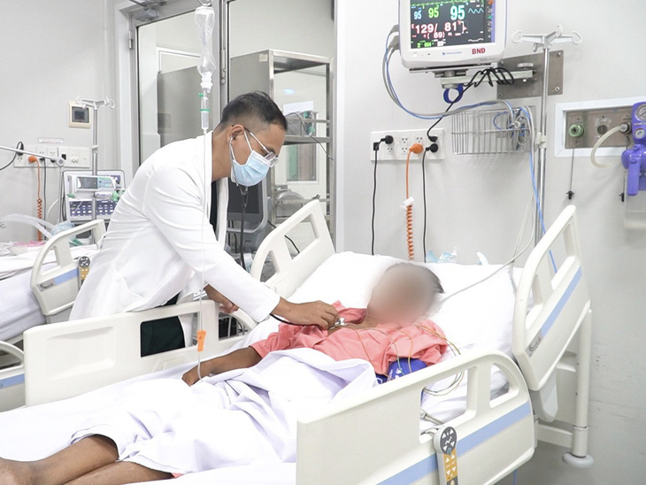 Bác sĩ khoa bệnh nhiệt đới Bệnh viện Chợ Rẫy vừa đào thải độc chất, vừa điều trị biến chứng cho bệnh nhân P.M.T. (55 tuổi, ngụ tỉnh Tiền Giang) bị ngộ độc sau khi uống sữa - Ảnh: Bệnh viện cung cấp