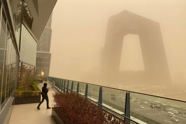 Các tòa nhà ở trung tâm Bắc Kinh chìm trong cơn bão cát ngày 15-3-2023 - Ảnh: AFP