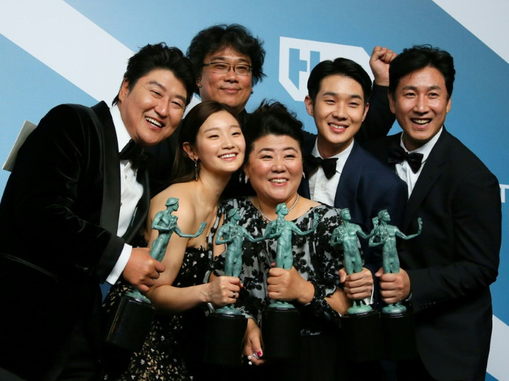 Lee Sun Kyun cùng đoàn phim &quot;Ký sinh trùng&quot;