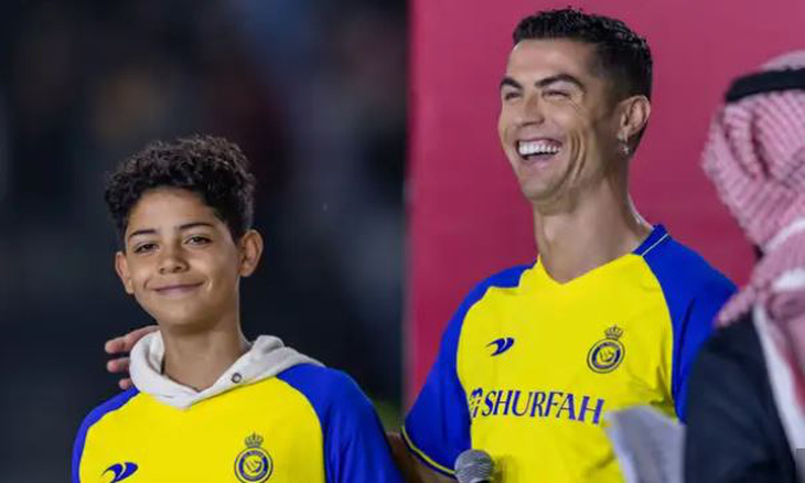 Ronaldo và con trai sẽ cùng khoác áo Al-Nassr - Ảnh: Getty