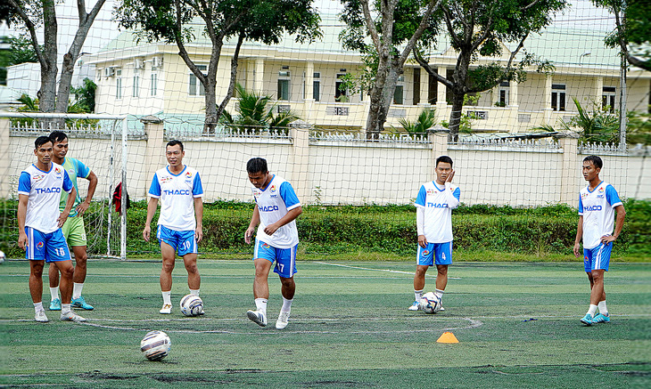 Các cầu thủ đội bóng Công đoàn Quảng Nam tập luyện dưới mưa - Ảnh: LÊ TRUNG