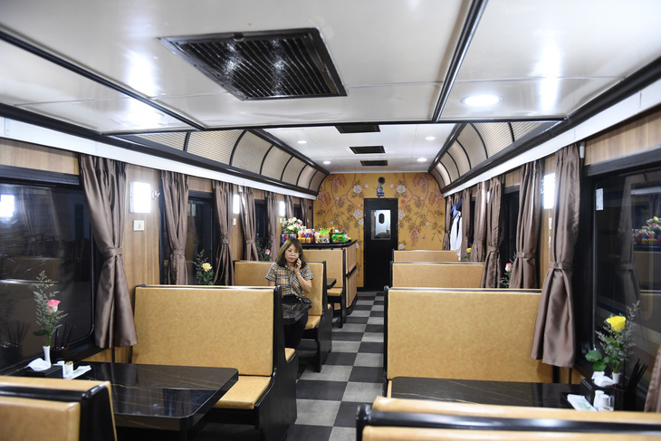 Toa hàng ăn trên tàu được cải tạo cửa kính rộng để hành khách có thể ngồi uống cà phê, ngắm cảnh hai bên đường tàu - Ảnh: VNR