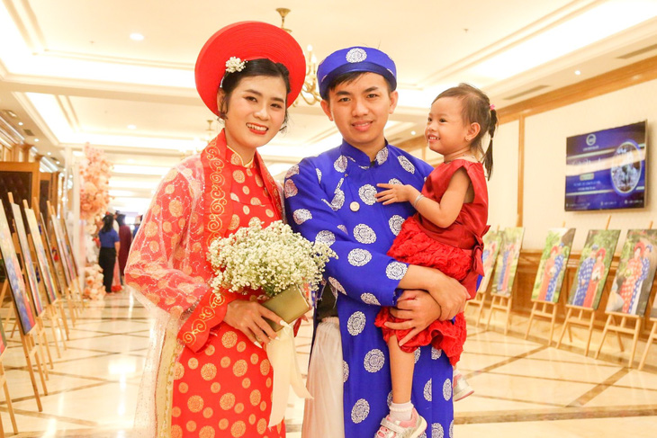 Cưới nhau đã lâu nhưng không có điều kiện tổ chức hôn lễ, vợ chồng Hạ Thị Duyên - Huỳnh Văn Toàn cùng con gái hào hứng tham dự lễ cưới đặc biệt của gia đình