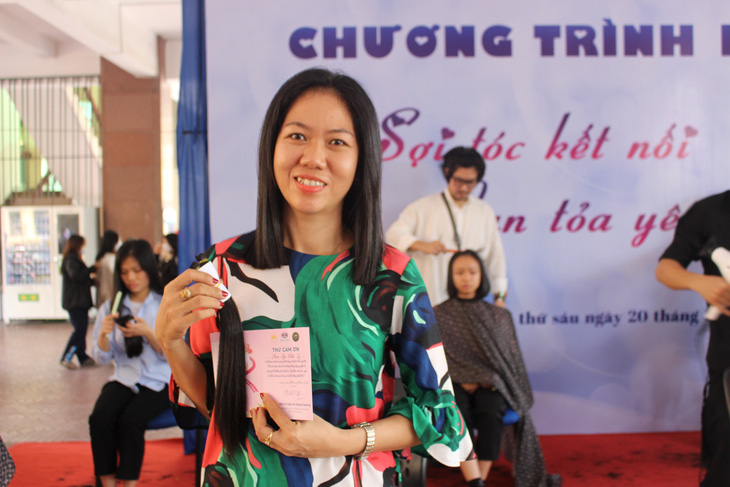 Chị Trần Thị Hồng Diễm (43 tuổi, Long An) sau khi chiến thắng ung thư quay trở lại hiến tặng tóc của mình cho những bệnh nhân đang điều trị - Ảnh: NGỌC NHI