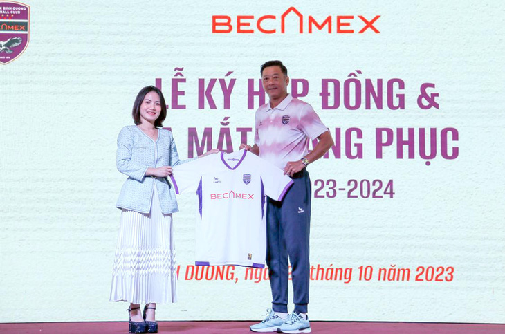 HLV Lê Huỳnh Đức nhận trang phục thi đấu của đội từ nhà tài trợ Kamito - Ảnh: AN TÔ 