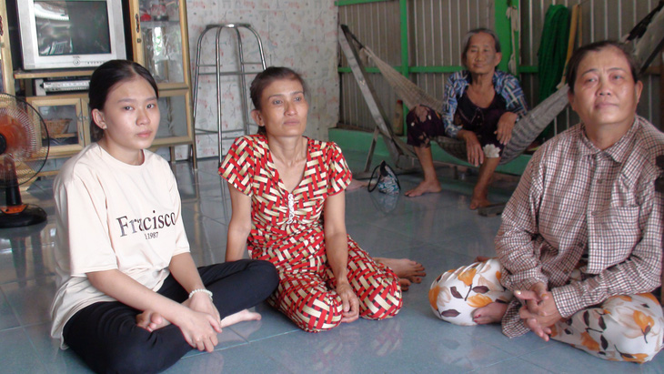 Bà ngoại (ngồi võng), dì Hai (bìa phải), mẹ và Huỳnh Như bàn cách vay tiền lo cho Như vào đại học - Ảnh: ĐẶNG TUYẾT