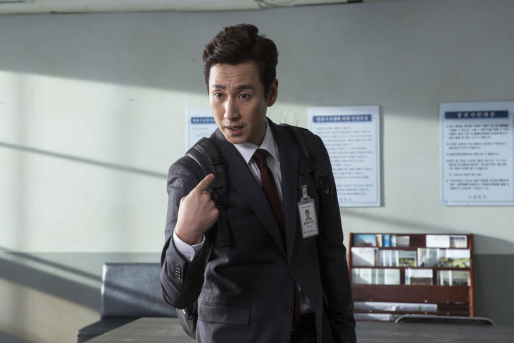 Lee Sun Kyun đảm nhận vai diễn Byeon Ho Sung trong Xác chết bí ẩn