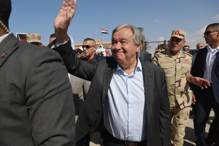 Tổng thư ký Liên Hiệp Quốc Antonio Guterres thị sát cửa khẩu Rafah ngày 20-10 - Ảnh: AFP