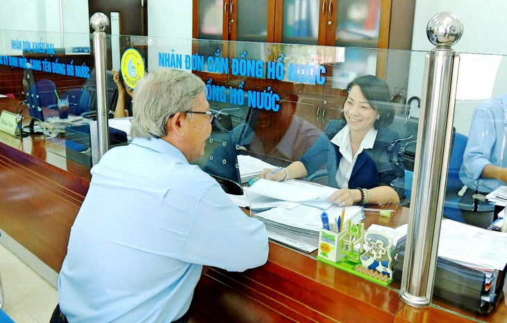 Chăm sóc khách hàng tại Công ty cổ phần Cấp nước Phú Hòa Tân - Ảnh: ĐÌNH BÍCH