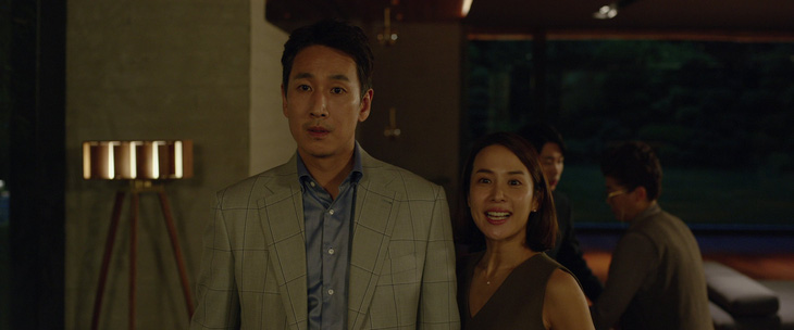 Lee Sun Kyun (trái) trong Ký sinh trùng, vai diễn đình đám nhất sự nghiệp của anh - Ảnh: IMDb