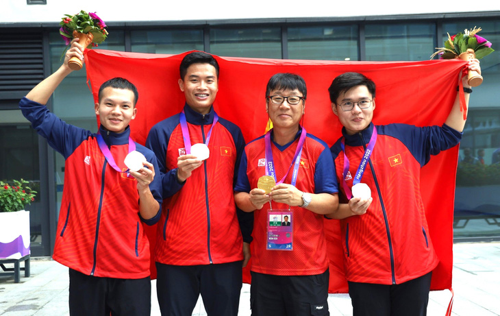 Chuyên gia Park Chung Gun (thứ hai từ phải qua) cùng các học trò giành 1 HCV, 1 HCĐ Asiad 19 - Ảnh: QUÝ LƯỢNG