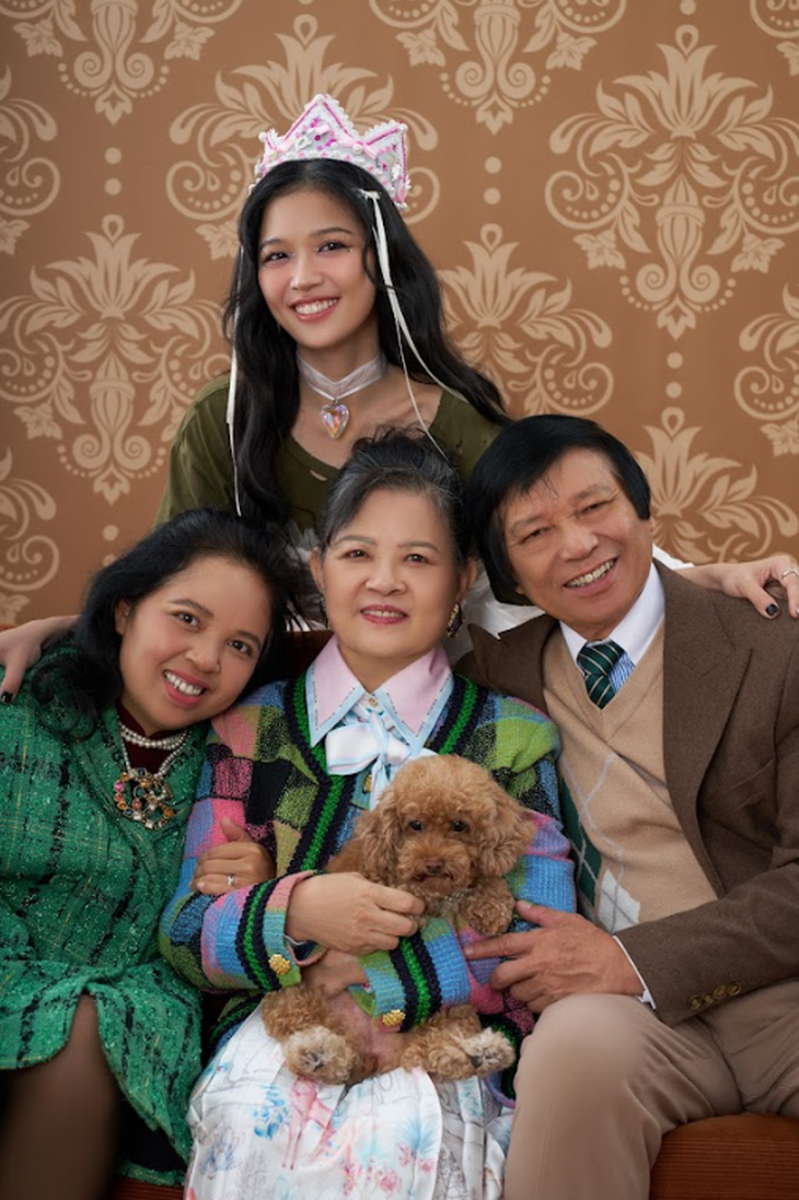 Suni Hạ Linh lần đầu khoe ảnh gia đình, tiết lộ “gia thế” bất ngờ  - Ảnh 5.