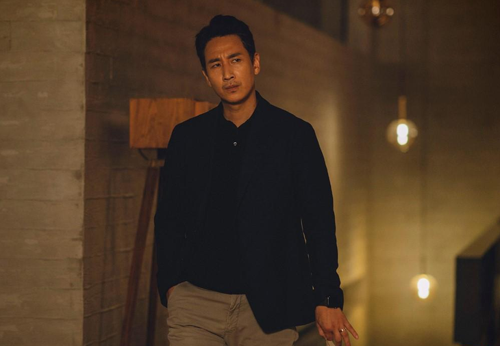 Đảm nhận vai diễn giám đốc giàu có Park Dong Il, Lee Sun Kyun thể hiện đúng tinh thần của giới thượng lưu.