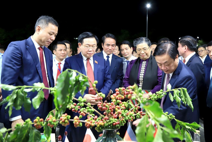 Chủ tịch Quốc hội Vương Đình Huệ và đại biểu thăm các gian hàng giới thiệu sản phẩm cà phê - Ảnh: Báo Sơn La 