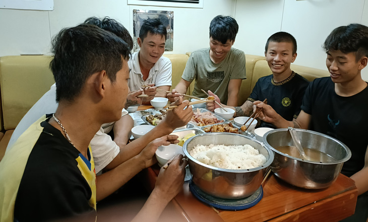 Các ngư dân vui vẻ ăn cơm trên tàu 467 - Ảnh: Vùng 4 hải quân cung cấp