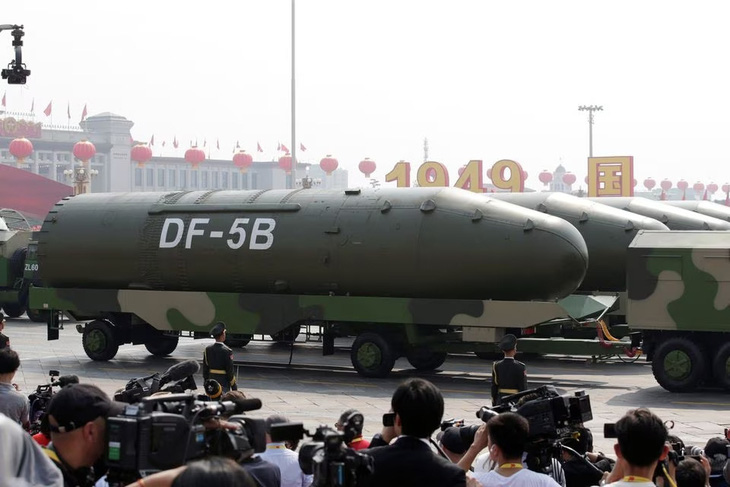 Tên lửa Đông Phong 5B (DF-5B) xuất hiện tại cuộc duyệt binh ở quảng trường Thiên An Môn nhân kỷ niệm 70 năm ngày thành lập nước Cộng hòa nhân dân Trung Hoa hôm 1-10 vừa qua - Ảnh: REUTERS