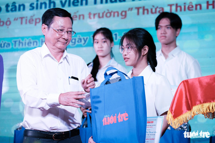 Nhiều năm qua, học bổng Nguyễn Mỹ Hạnh luôn đồng hành cùng chương trình Tiếp sức đến trường của báo Tuổi Trẻ để tiếp sức cho các bạn sinh viên nghèo xứ Huế đến trường - Ảnh: TẤN LỰC