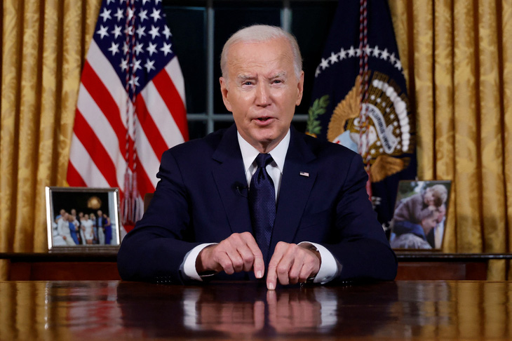 Tổng thống Mỹ Joe Biden trong bài phát biểu kêu gọi viện trợ cho Ukraine và Israel - Ảnh: REUTERS