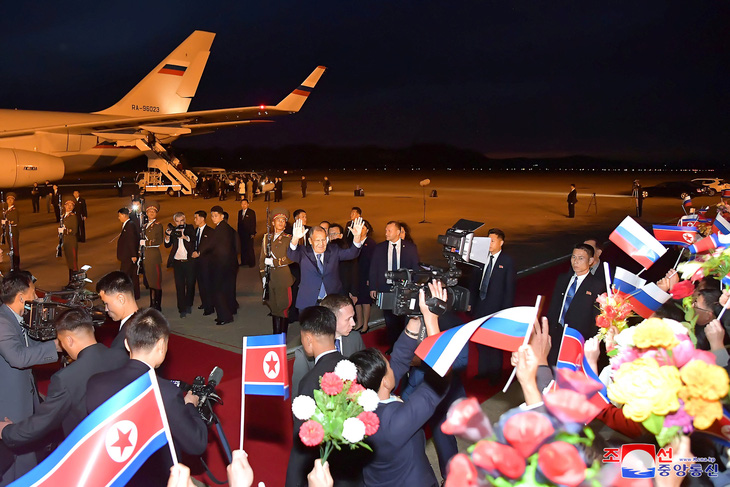 Ngoại trưởng Nga Sergei Lavrov vẫy tay chào trước khi lên máy bay rời Triều Tiên - Ảnh: REUTERS