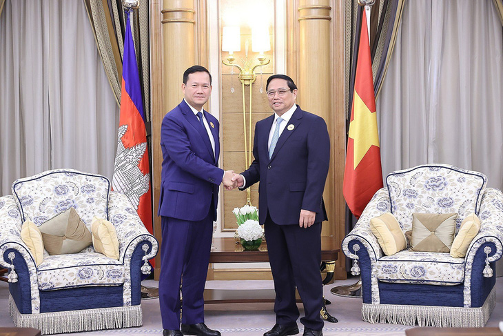 Thủ tướng Thủ tướng Phạm Minh Chính (phải) đã có cuộc tiếp xúc song phương với Thủ tướng Campuchia Hun Manet - Ảnh: D.GIANG