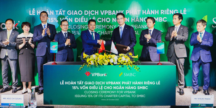 Lãnh đạo VPBank và SMBC trao đổi văn bản chứng minh đã hoàn thành nhiệm vụ phát hành cổ phiếu riêng lẻ - Ảnh: VPB