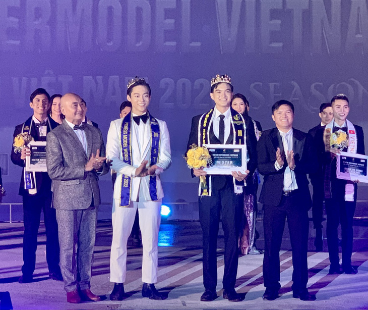 Trao giải quán quân Fitness Supermodel Vietnam 2023 cho Vũ Tiến Trường - Ảnh: HOÀI PHƯƠNG