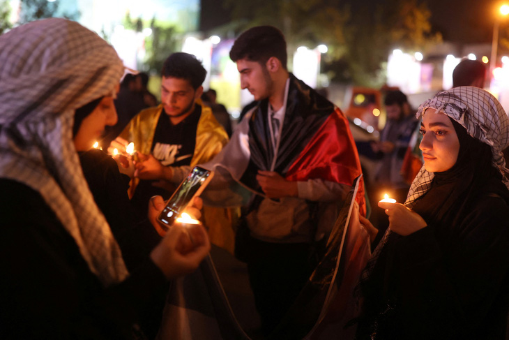 Một số người dân ở thủ đô Tehran (Iran) thắp nến cầu nguyện cho những người Palestine đang mắc kẹt trong cuộc xung đột ở Dải Gaza - Ảnh: REUTERS