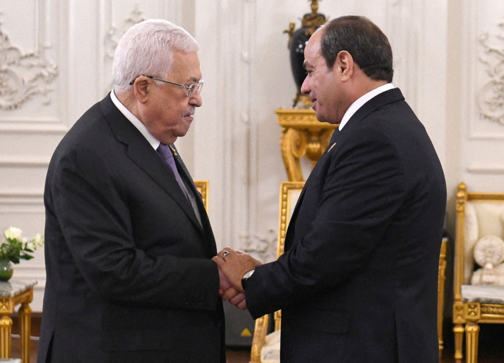 Tổng thống Ai Cập Abdel Fattah al-Sisi (phải) bắt tay nhà lãnh đạo chính quyền Palestine Mahmoud Abbas tại hội nghị thượng đỉnh ngày 21-10 ở Cairo (Ai Cập) - Ảnh: REUTERS