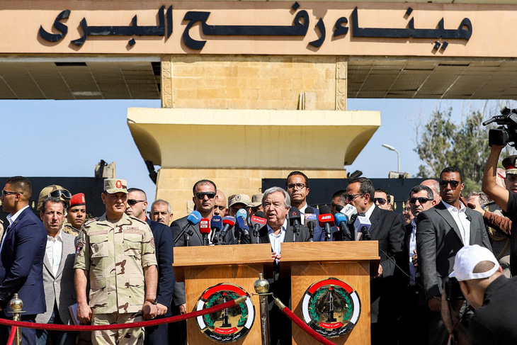 Tổng thư ký Liên Hiệp Quốc  Antonio Guterres phát biểu tại cửa khẩu Rafah giữa Ai Cập và Dải Gaza ngày 20-10 - Ảnh: AFP