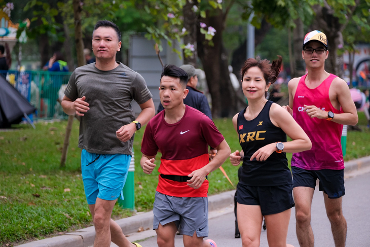 Người dân chạy bộ tại công viên ở Hà Nội - Ảnh: NAM TRẦN